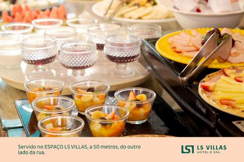 un buffet avec des verres de jus et de fruits dans l'établissement LS Villas Tranquillità, à Águas de São Pedro