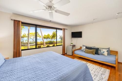 ein Schlafzimmer mit einem Bett, einem Sofa und einem Fenster in der Unterkunft South Shore Paradise - 30-Night Minimum in Honolulu
