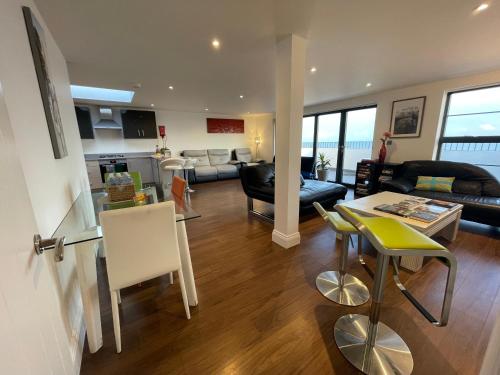 ein Wohnzimmer mit einem Sofa und einem Tisch in der Unterkunft Ultra Luxury Beach Penthouse in Little Holland