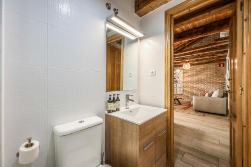 ein Bad mit einem WC und einem Waschbecken in der Unterkunft AP Plaza de España 2 in Madrid