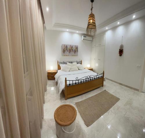 a bedroom with a large bed and a rug at Sublime duplex au Bardo Tunis in Le Bardo