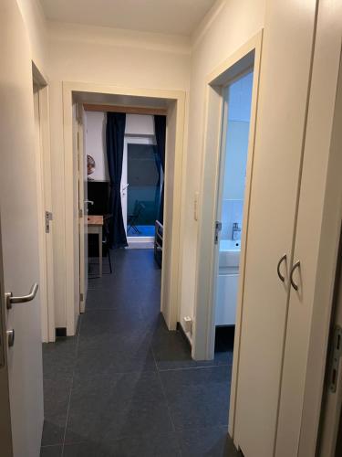 a hallway with a hallway leading to a room at Dame Cerise in Wavre