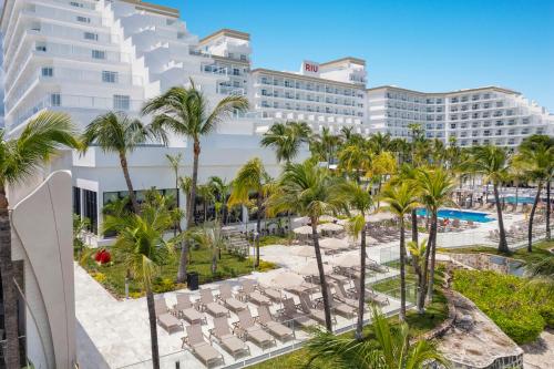 una vista aérea del complejo con sillas y palmeras en Riu Caribe - All Inclusive en Cancún