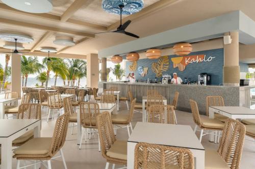 Un restaurante o sitio para comer en Riu Caribe - All Inclusive
