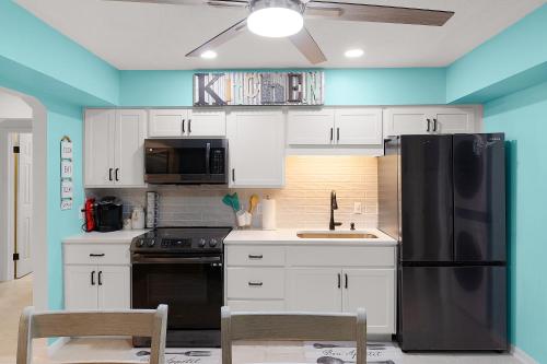 Kuchyň nebo kuchyňský kout v ubytování A Ray of Turquoise