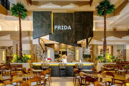 Un restaurante o sitio para comer en Riu Caribe - All Inclusive