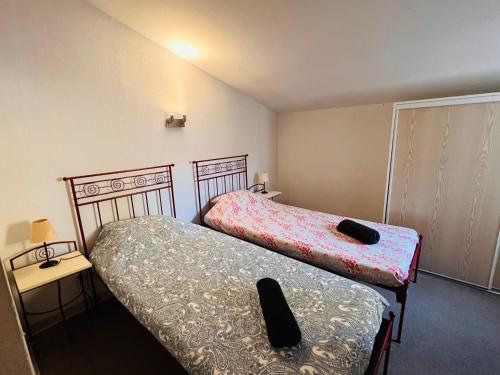 ガラルグ・ル・モンテュにあるLa villa De Lina 508 -Self Check In -の小さな部屋に2つのベッドと2つのスカート