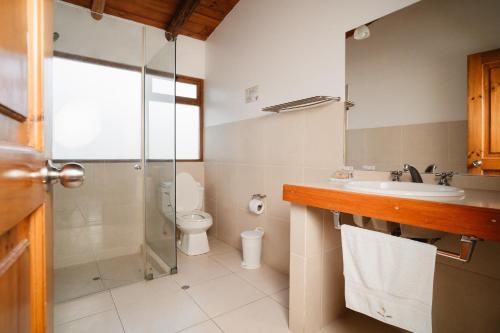 Bilik mandi di Ensenada Hotel y Campo Asociado Casa Andina