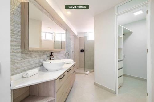 y baño blanco con lavabo y ducha. en Lamartine 603 - 1, en Ciudad de México