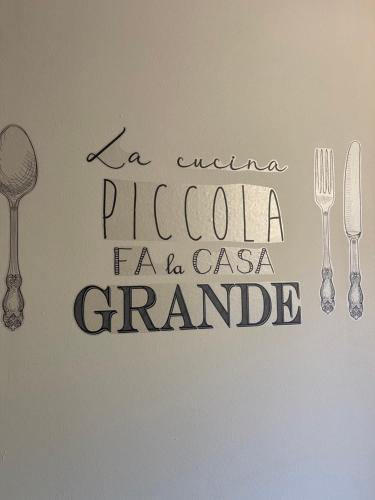 a sign that says aoreana pizza coal fa a casa grande with at Appartamento in centro Paese in Frabosa Soprana