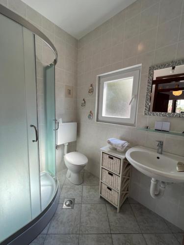 een badkamer met toilet, wastafel en douche bij Šimuni holiday home by Pag tours in Šimuni