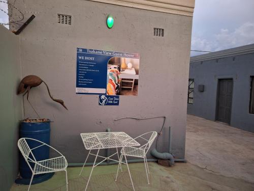 una mesa y dos sillas sentadas en un patio en Tsakane View Guesthouse en Brakpan