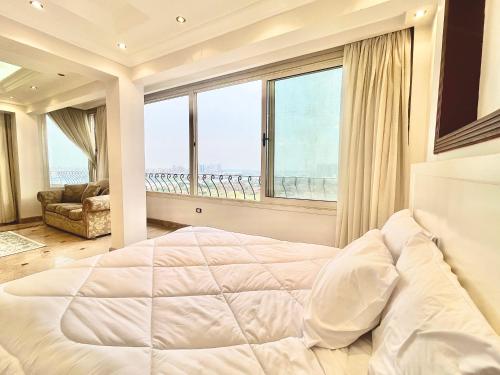 um quarto com uma cama grande e uma janela grande em Royal Suite By The Nile no Cairo