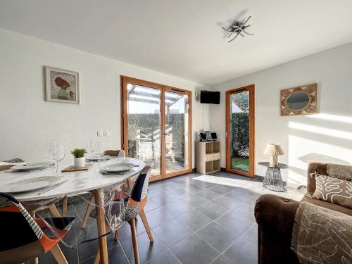 un salon avec une table et un canapé dans l'établissement Les Rêves du Crotoy, au Crotoy