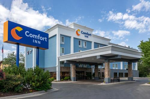 a building with a sign in front of it at Comfort Inn Missoula North Shopping District in Missoula