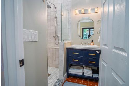 a bathroom with a sink and a mirror at Exquisite Studio Guesthouse Near Downtowns Core in San Antonio