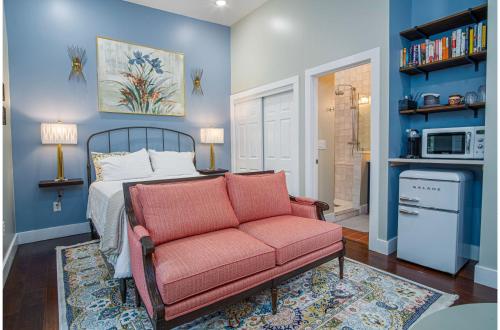 a bedroom with a bed and a couch in a room at Exquisite Studio Guesthouse Near Downtowns Core in San Antonio
