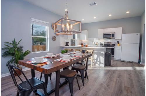 a kitchen and dining room with a table and chairs at Downtown Dream Home Spacious 4BR2BA Sleeps 12 in San Antonio
