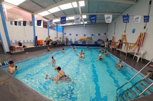 un grupo de personas en una piscina en Pousada Aqua, en Campo Grande