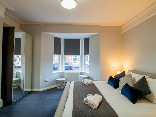 a bedroom with a bed and a large window at Pass the Keys Hazelwood - Jesmond Cosy Flat in a Jesmond in Gosforth