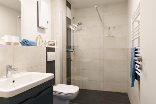 a bathroom with a sink and a toilet and a shower at Ferienwohnung Kleine Auszeit in Graal-Müritz