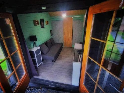 ベルヘン・オプ・ゾームにあるStruikheide 11のソファとテーブル付きの小さな部屋