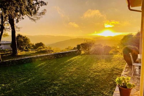 un coucher de soleil sur un champ avec le soleil en arrière-plan dans l'établissement Villa 6 Guests with Pool - Peymeinade near Cannes, à Peymeinade