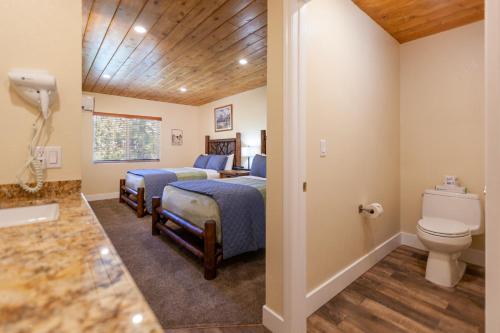 a bedroom with two beds and a bathroom at Tahquitz Pines Retreat in Idyllwild