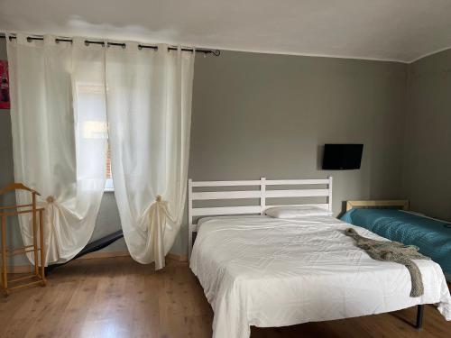 1 dormitorio con cama blanca y ventana en Residence wendy, 