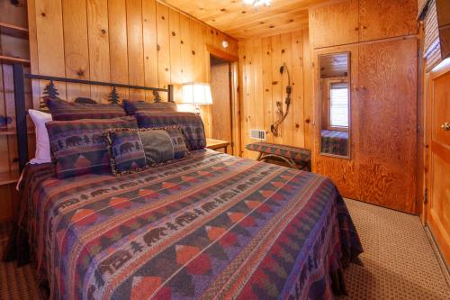 a bedroom with a bed in a wooden cabin at Tahquitz Pines Retreat in Idyllwild