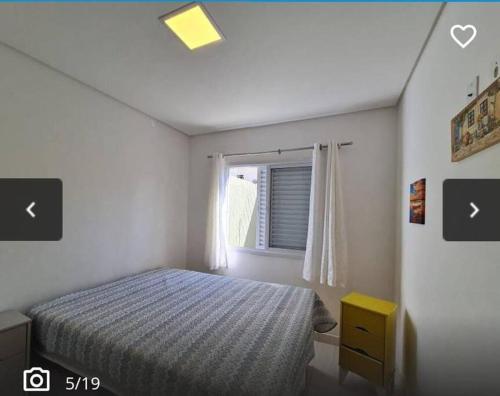 una camera con letto e finestra di Apartamento em Vista Linda a Bertioga