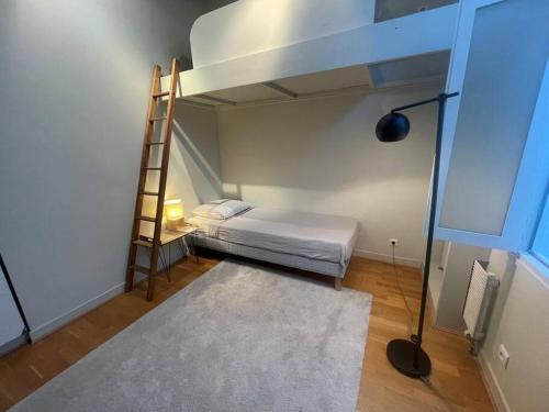 1 dormitorio con litera y escalera en Grande Maison avec jardin et parking proche de Paris en Issy-les-Moulineaux