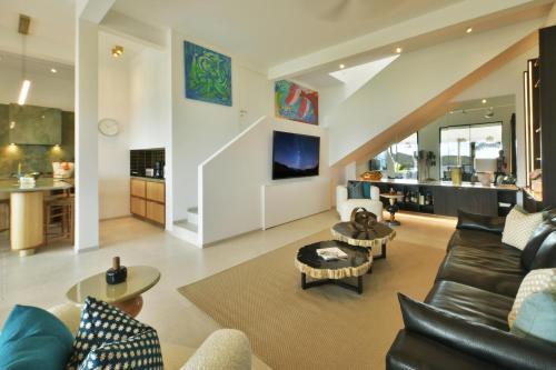 a living room with a couch and a table at Villa Nagabaaja in Saint Barthelemy