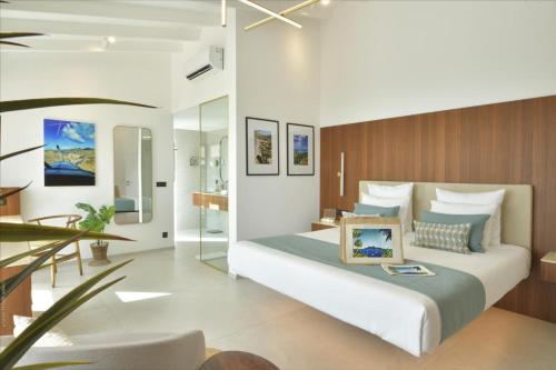 a bedroom with a large bed in a room at Villa Nagabaaja in Saint Barthelemy