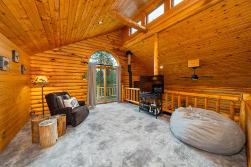 Gallery image of Log Cabin with Private Hot Tub on Wenatchee River! in Leavenworth