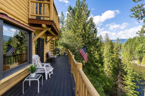 Gallery image of Log Cabin with Private Hot Tub on Wenatchee River! in Leavenworth