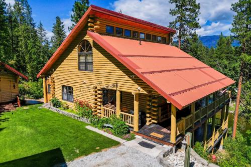 Gallery image of Log Cabin with Private Hot Tub on Wenatchee River! in Leavenworth