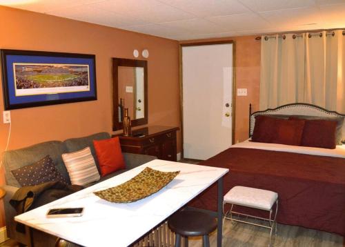 een hotelkamer met een bed en een bank bij Studio 7 in Grand Forks