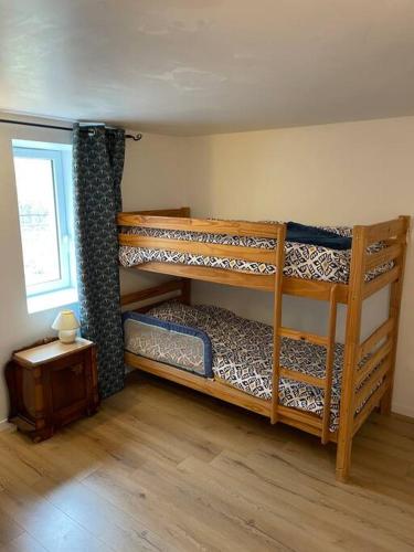 une chambre avec deux lits superposés et une fenêtre dans l'établissement Magnifique maison rénovée, 10pers, à Rencurel
