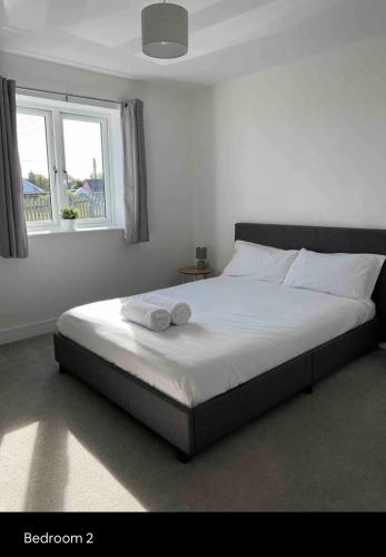 Ένα ή περισσότερα κρεβάτια σε δωμάτιο στο Green 3 bed bungalow with en-suite and parking