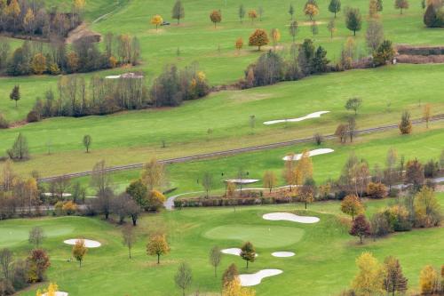 Golf pri horskej chate alebo okolí