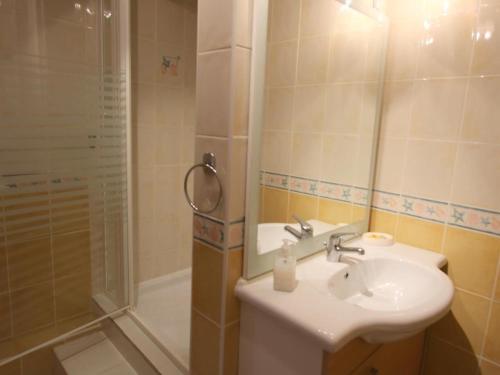 uma casa de banho com um lavatório e um chuveiro em Gîte Orbey, 4 pièces, 6 personnes - FR-1-744-26 em Orbey