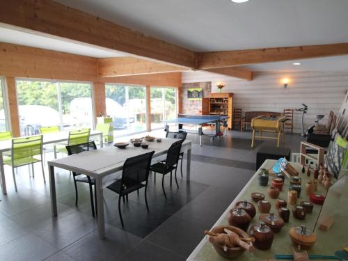 - une salle à manger avec une table de ping-pong et des chaises dans l'établissement Maison familiale à Orbey, 3 chambres, parking privé, espace vert, jeux pour enfants - FR-1-744-26, à Orbey