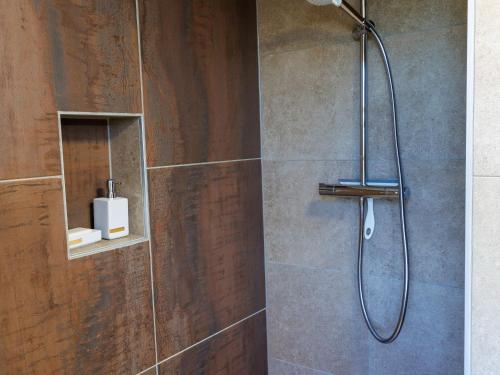 łazienka z prysznicem z głowicą prysznicową w obiekcie Gîte Ueberstrass, 5 pièces, 5 personnes - FR-1-744-29 w mieście Ueberstrass