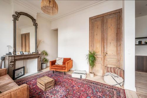 een woonkamer met een stoel en een open haard bij Gezellig gerenoveerd herenhuis in het centrum in Antwerpen