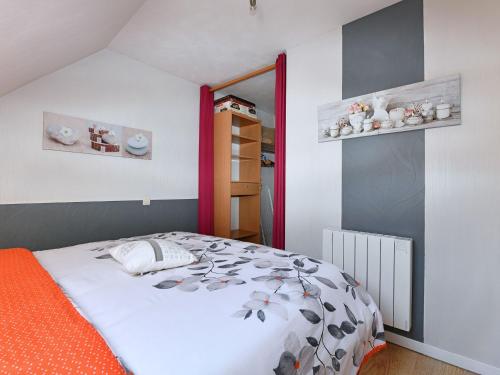 ein Schlafzimmer mit einem Bett mit einer orangefarbenen Decke in der Unterkunft Gîte charmant au calme, 2 personnes, proche vignobles et châteaux, animaux acceptés, terrasse jardin - FR-1-744-33 in Bergheim