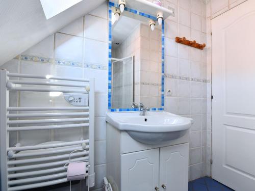 ein weißes Badezimmer mit Waschbecken und Spiegel in der Unterkunft Gîte charmant au calme, 2 personnes, proche vignobles et châteaux, animaux acceptés, terrasse jardin - FR-1-744-33 in Bergheim