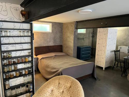 - une chambre avec un lit dans une pièce avec des bocaux dans l'établissement Unique Style Apartment, à Asbury Park