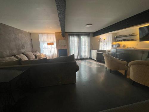 阿斯伯里帕克的住宿－Unique Style Apartment，带沙发和椅子的客厅以及厨房。