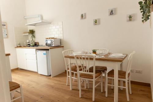 een keuken met een tafel en stoelen in een kamer bij La Casa di Niky in Bracciano